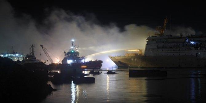 Kapal Pelni - Kebakaran KM Awu di Pelabuhan Tanjung Emas